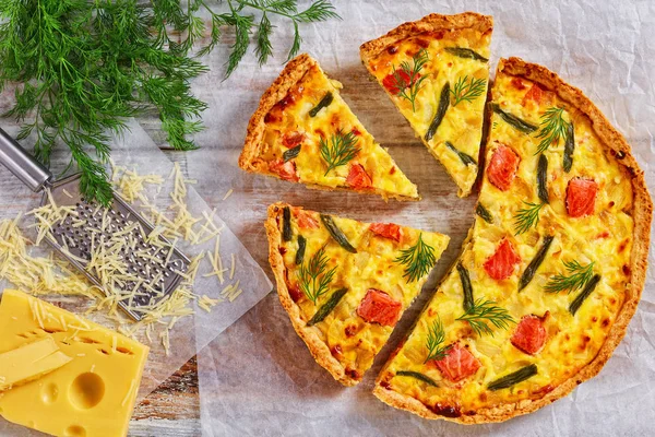 Французский пирог с лососем, зеленой фасолью и сыром — стоковое фото