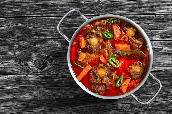 Guisado de rabo de boi com legumes, ervas, vinho tinto — Fotografia de Stock