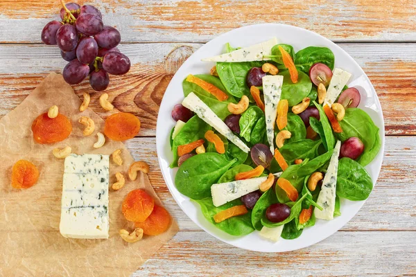 Modřenec modrý sýr, špenát, sušené meruňky salát — Stock fotografie