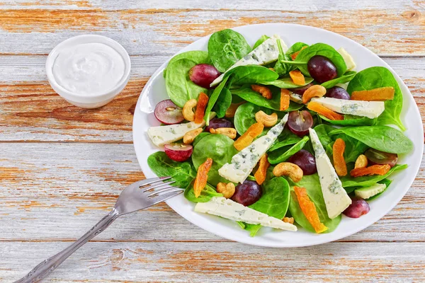 Salade van verse druiven, kaas, spinazie — Stockfoto