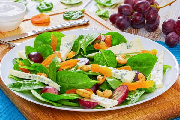 Salat aus frischen Trauben, Käse, Spinat — Stockfoto