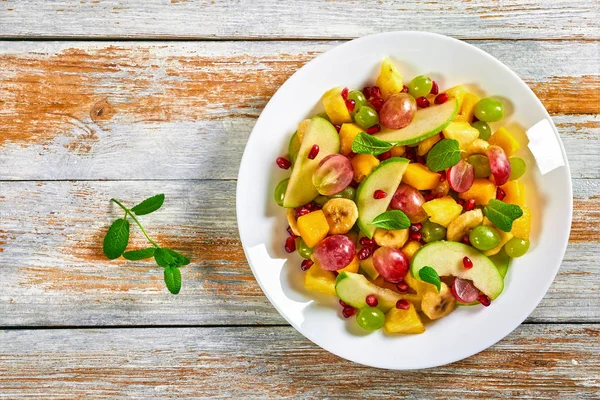 Bunter Obstsalat, Blick von oben — Stockfoto