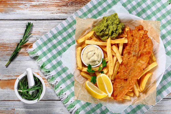 Frittierter Bierteig Fischfilet mit Pommes — Stockfoto