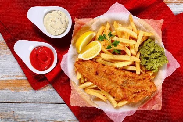 Gebratener Kabeljau, Pommes frites, Zitronenscheiben — Stockfoto