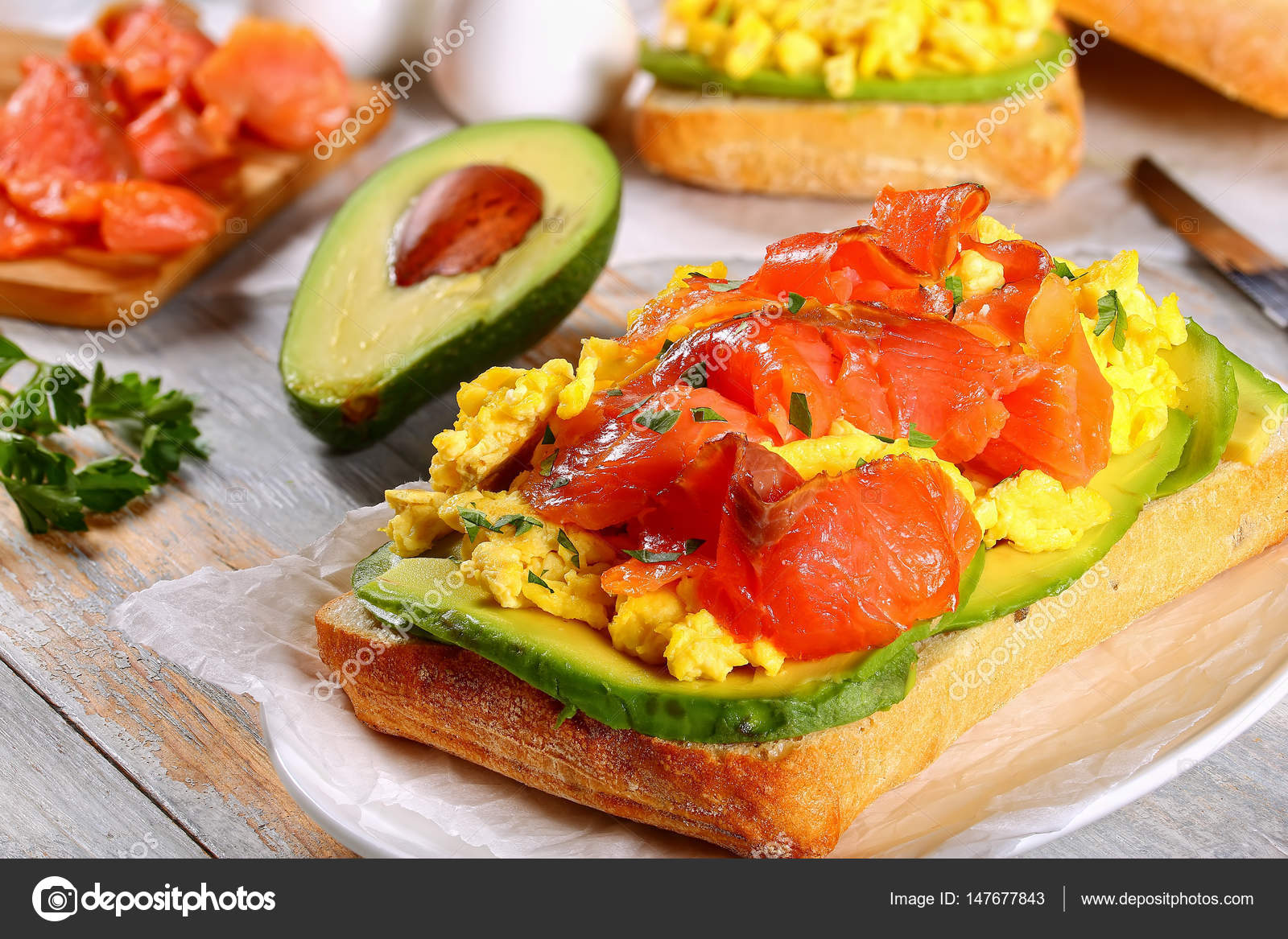 与三文鱼、 牛油果、 西红柿炒鸡蛋三明治——图库图片© myviewpoint #147677843