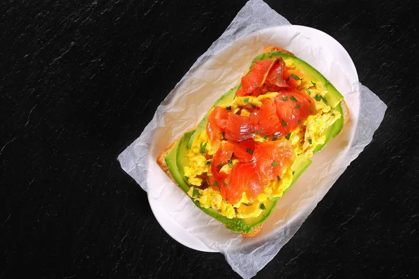 Losos avokádo míchaná vejce ciabatta sendvič — Stock fotografie