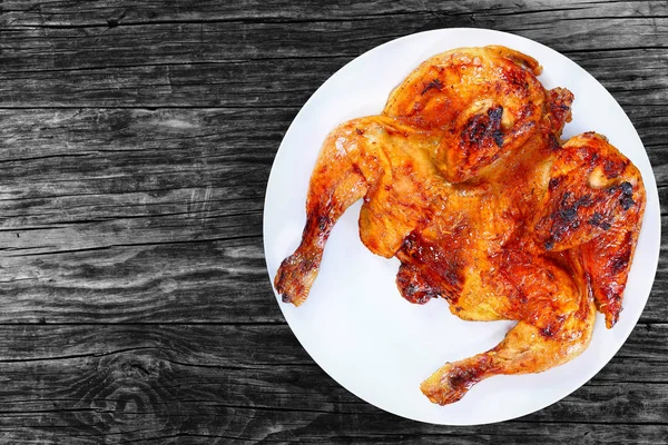 흰 접시, 평면도에 불에 구워진된 전체 닭 — 스톡 사진