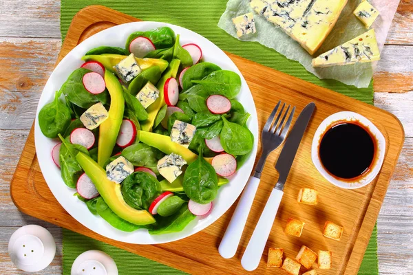 Nízké carb lahodný salát na bílý talíř — Stock fotografie