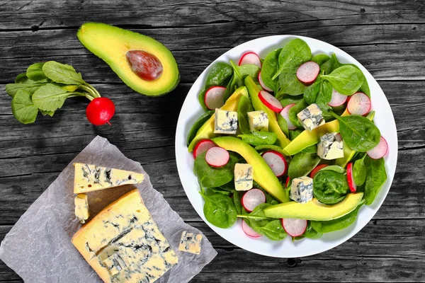 Gorgonzola kaas, spinazie, avocado, radijs, salade — Stockfoto