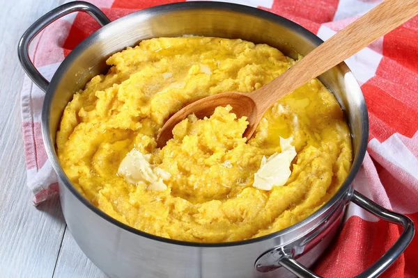 Mingau de polenta com manteiga derretida, close-up — Fotografia de Stock