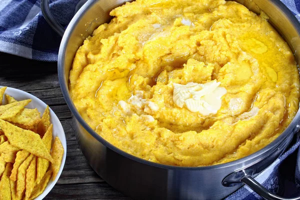 Polenta en una sartén y galletas de harina de maíz — Foto de Stock