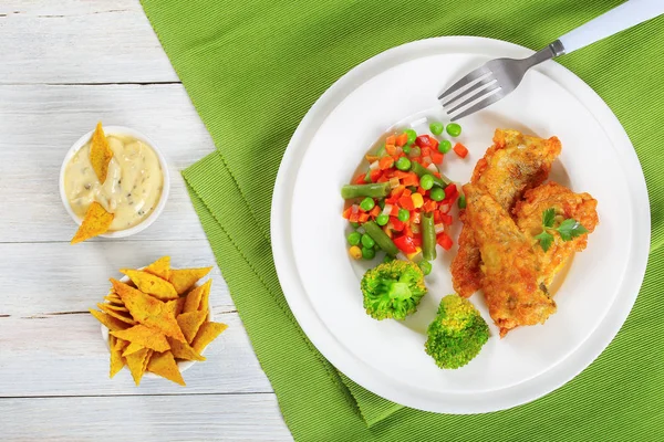 Filetes de peixe frito e legumes cozidos a vapor — Fotografia de Stock