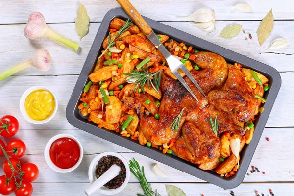 Grilled chicken on baking tray with veggies — Stock Photo, Image