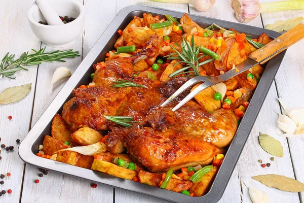 Pollo alla griglia sulla teglia con verdure — Foto Stock