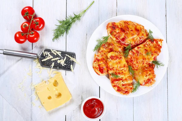 Gegrillte Hühnerbrüste auf weißem Teller — Stockfoto