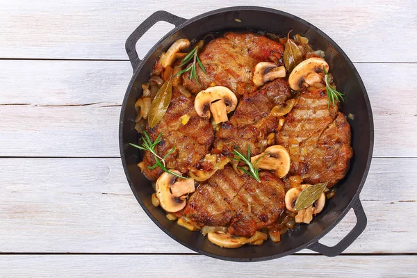 Filetto di maiale stufato con cipolla, funghi — Foto Stock