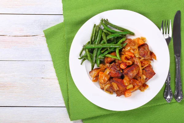 Estofado de carne con verduras en el plato — Foto de Stock