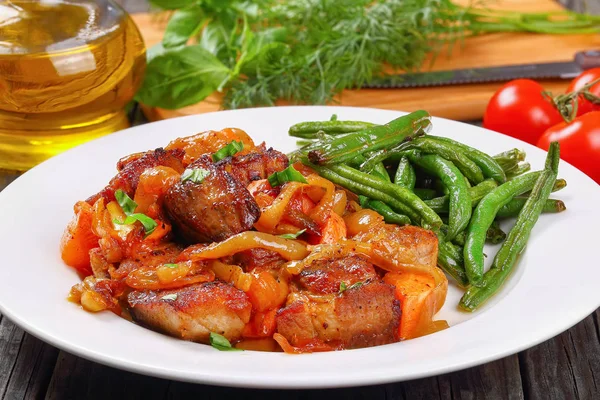 Guisado de carne com legumes no prato — Fotografia de Stock