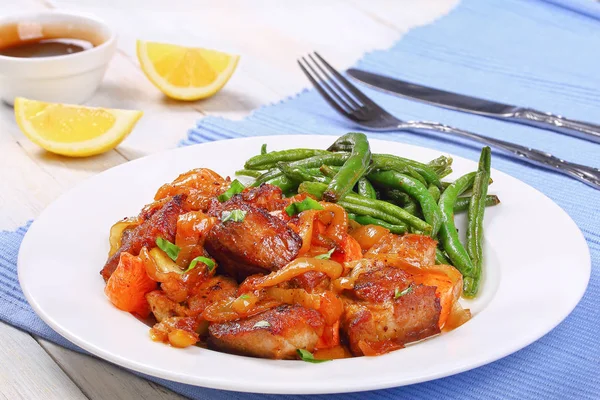 Gustoso stufato di carne su piatto bianco — Foto Stock