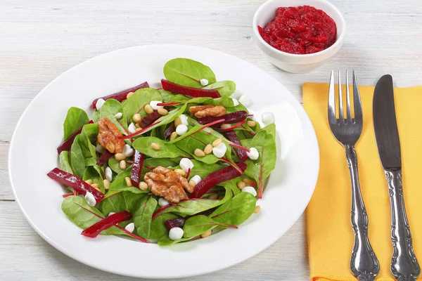 Cottage, rode biet, snijbiet en noten salade — Stockfoto