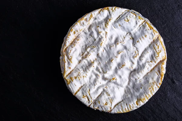 Сыр из коровьего молока Camembert на черной доске — стоковое фото