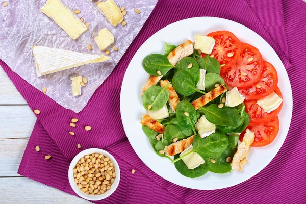 Spinat, gegrillte Hühnerbrust, Tomatensalat — Stockfoto