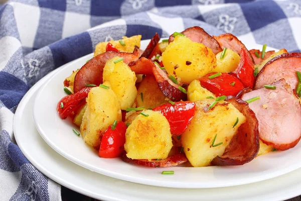 Вкусные жареные картофельные клинья с сосисками — стоковое фото