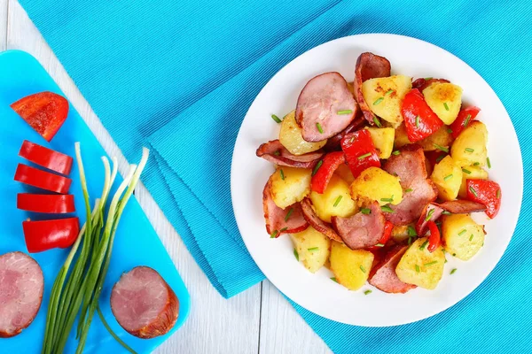 Saborosas fatias de batata assada com salsichas — Fotografia de Stock