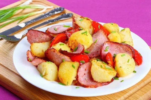 Картофель жареный с ветчиной и красным перцем — стоковое фото