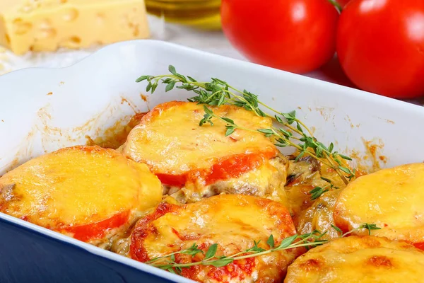 Heerlijk vlees koteletten in gratin schotel — Stockfoto