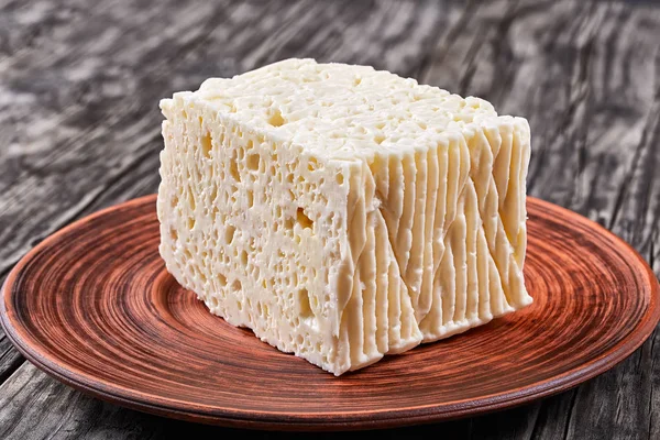 Pedaço de queijo Feta na placa — Fotografia de Stock