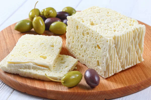 Pedaço de delicioso queijo salgado Feta — Fotografia de Stock