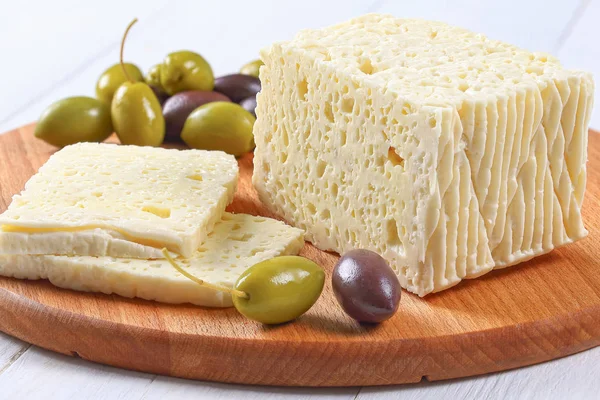 Queijo Feta e azeitonas a bordo — Fotografia de Stock