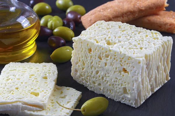 Queso Feta con aceitunas en bandeja de piedra — Foto de Stock