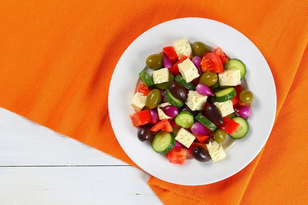 Deliciosa ensalada griega en plato blanco — Foto de Stock