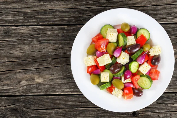 Ensalada griega fresca con verduras maduras — Foto de Stock