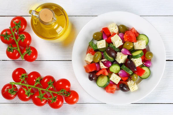 Греческий салат со свежими овощами, вид сверху — стоковое фото