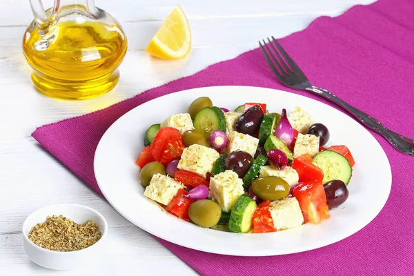 Φρέσκα και υγιεινά βιολογικά ελληνική σαλάτα — Φωτογραφία Αρχείου