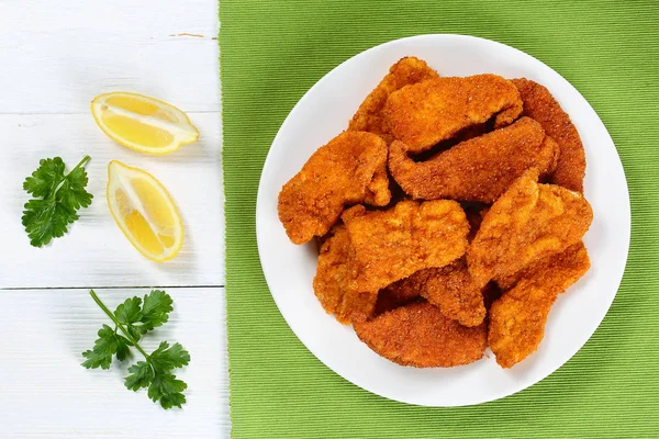 Parmesão empanado crostado Nuggets de frango, vista superior — Fotografia de Stock