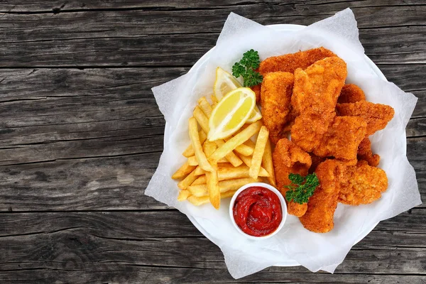 Pepitas en el plato con salsa de tomate, papas fritas —  Fotos de Stock