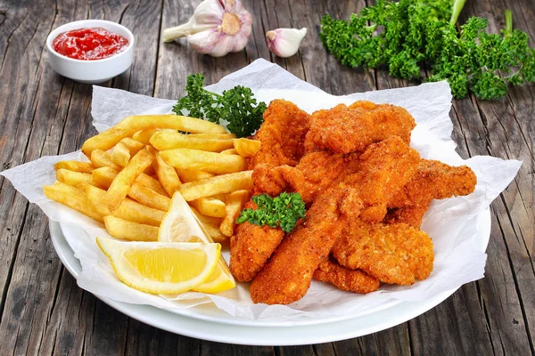 Deliziose croccanti pepite di pollo con patatine fritte — Foto Stock