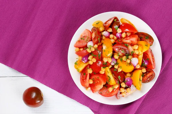 Salada saudável de baixas calorias com grão de bico — Fotografia de Stock