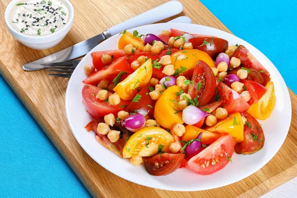 Salada com grão de bico, fatia de tomate, cebola vermelha — Fotografia de Stock