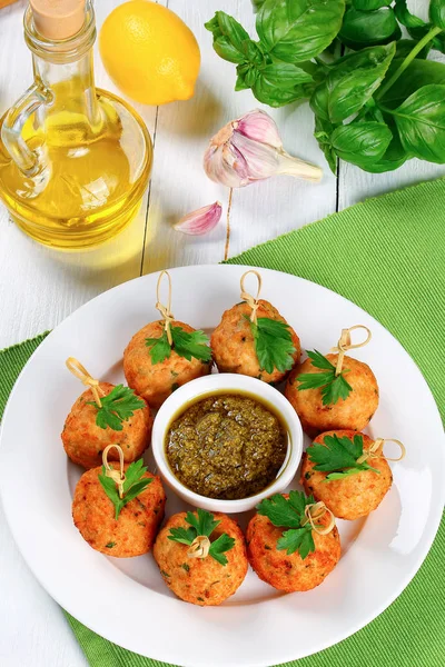 Albóndigas en pinchos con pesto de salsa — Foto de Stock