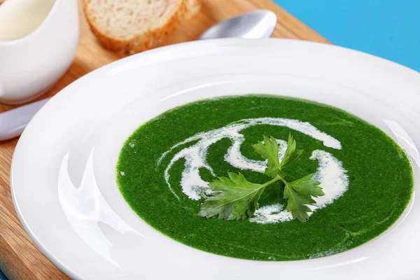Close-up van zomer gezonde spinazie soep — Stockfoto