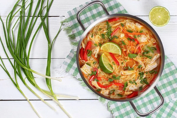 Thai Huhn grüne Curry Nudelsuppe — Stockfoto