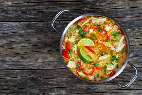 Sup mie ayam thai yang lezat dan pedas — Stok Foto