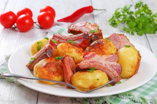 Patate novelle arrosto con costolette di maiale — Foto Stock