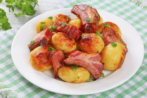 Aglio burro patate novelle con costole — Foto Stock