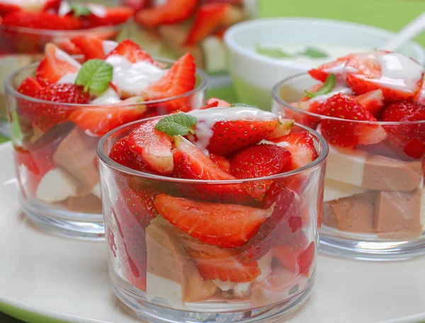 Sommer-Dessert aus Erdbeeren und Gelee — Stockfoto